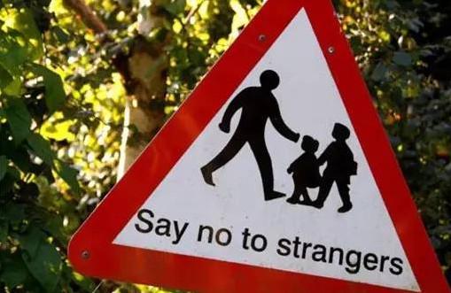“别和陌生人说话”，是你对孩子最没用的一句叮嘱！