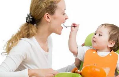 教你如何让宝宝自己动手吃饭