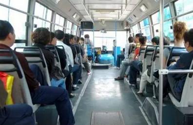公交车上孩子小便在女乘客身上，奶奶做法引众怒