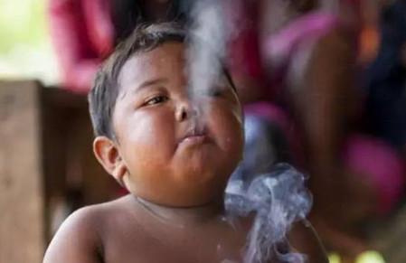 记得印尼那个两岁就会抽烟的男孩吗？六年后他跟以前不一样了