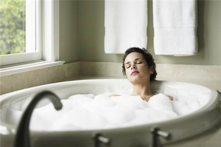 秋天做月子能洗澡吗