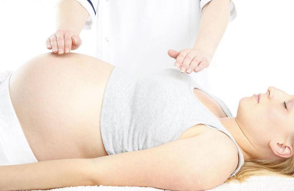 临产之际，婆婆却坚持到点才准剖腹！