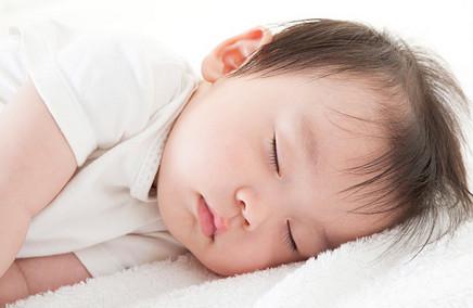宝宝深夜哭闹打挺怎么办？专业解读宝宝睡眠中的“夜惊”现象！
