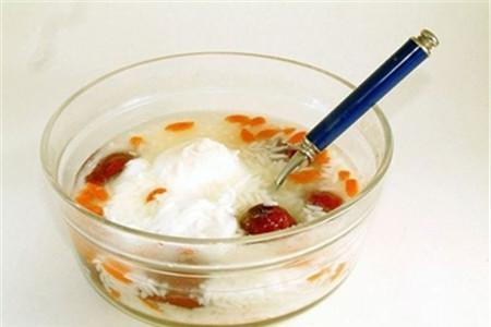 坐月子吃米酒煮鸡蛋好吗