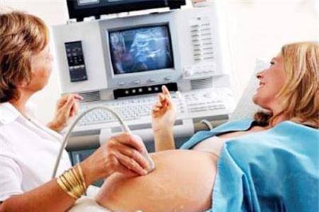 镜头下孕妇分娩巨痛表情，有一种痛叫看着都痛