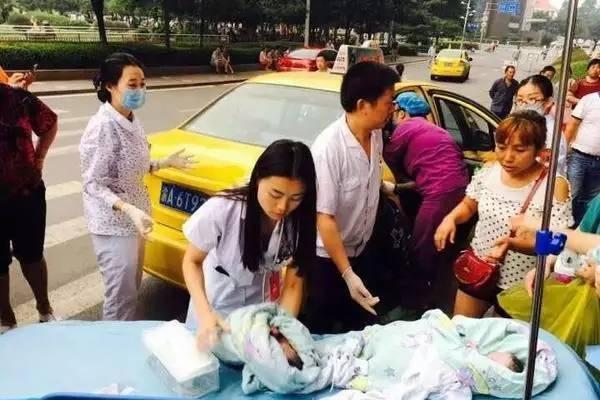 产妇出租车上生双胞胎 | 这些感受竟是分娩征兆！