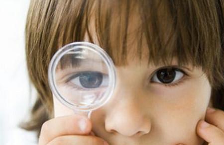 0~6岁是视力发育黄金期，别从小给TA埋下近视的祸根