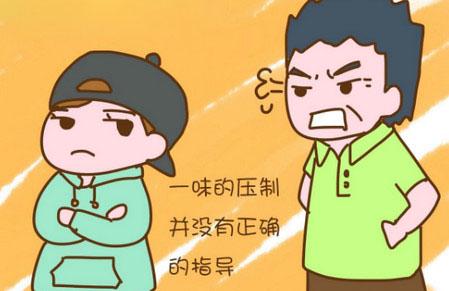 女孩从小受到父亲阳刚的教育，长大后的变化让父母都摸不着头脑