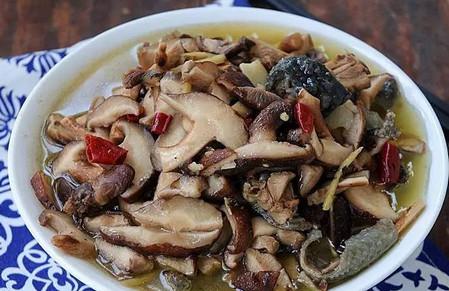 两种顶峰食材强强联手打造出的美味——香菇炒乌鸡的做法