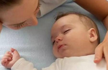 新生宝宝坠床重在预防