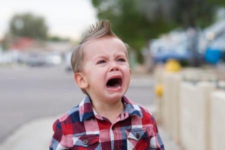 一岁多的儿子一生气就打自己的头，怎么禁止？