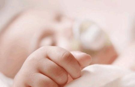 如何帮助宝宝养护好小指甲？