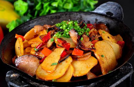 十分钟搞定的色香味俱佳营养快手菜---腊肉土豆片的做法
