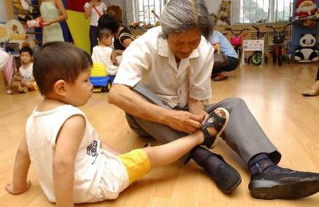 90%的妈妈都给宝宝买错了鞋，小心变成扁平足、O型腿……