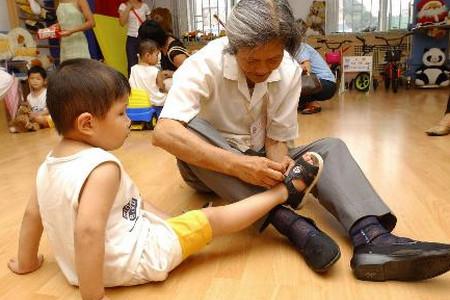 90%的妈妈都给宝宝买错了鞋，小心变成扁平足、O型腿……