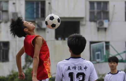 为什么孩子该去踢球？亲子教育专家告诉你。