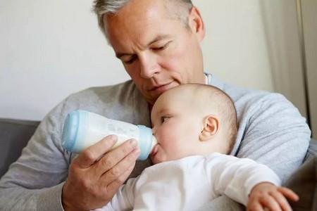 宝宝呛奶，第一时间应该怎么做？