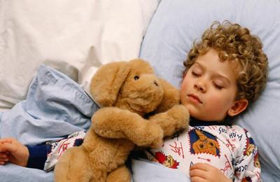 儿童睡觉时四肢抖动，肌阵挛用吃药吗