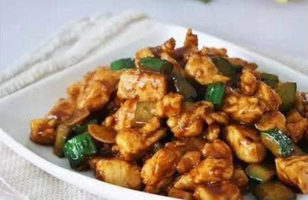 黄瓜酱爆鸡丁的做法 想家就做了个黄瓜酱爆鸡丁