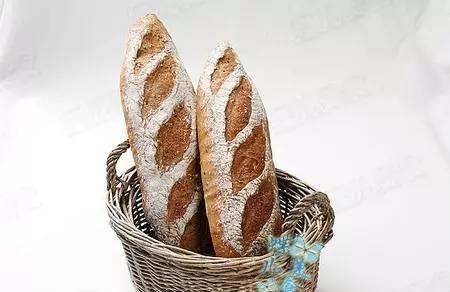 健康面包简单做：黑芝麻红酒黑裸麦小法棍面包