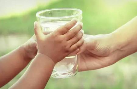 为什么医生总让孩子多喝水？真相吓哭你！