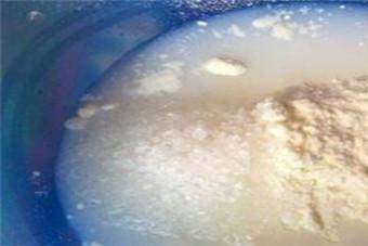 奶粉冲泡后有小颗粒是怎么回事