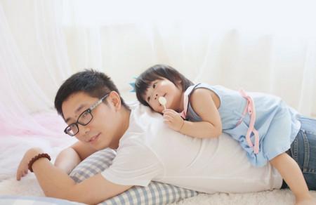 孩子跟爸爸不亲，很可能源自妈妈的这3个“小动作”