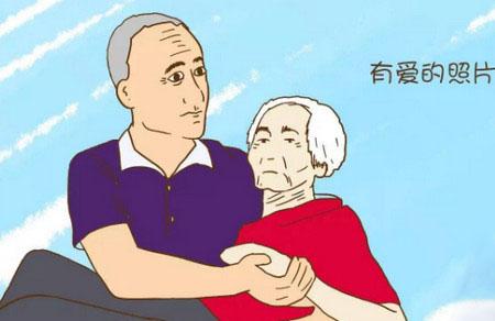 最近朋友圈的这张照片火了，满满都是儿子对母亲的疼爱！