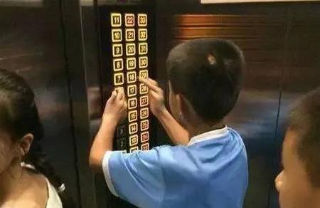 孩子没教养的样子，真的很丑