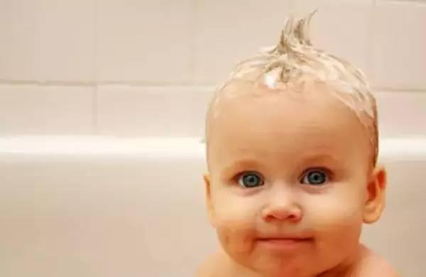 宝宝洗澡洗头总抗拒，可能是这几个小细节出了错！！