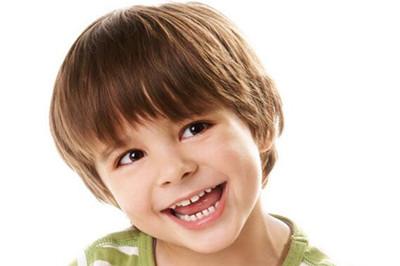 儿童嗓子长白色的东西怎么回事