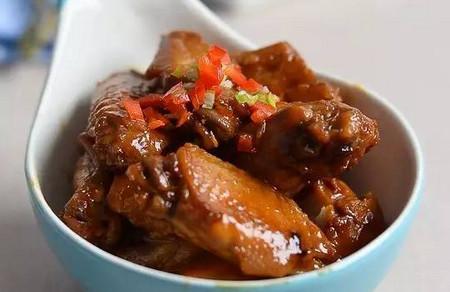 可乐鸡翅是孩子们最爱吃的，加点料进去也很好！
