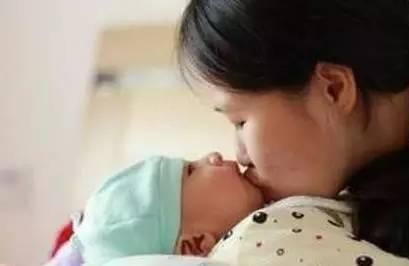 爸妈亲了孩子一口，孩子终身携带病毒！爷爷亲了一口，刚出生的孙子竟然死了...