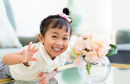 孩子因照顾者离职而伤心如何开导？