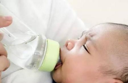 天气转凉感冒来袭，宝宝低烧如何处理合适？