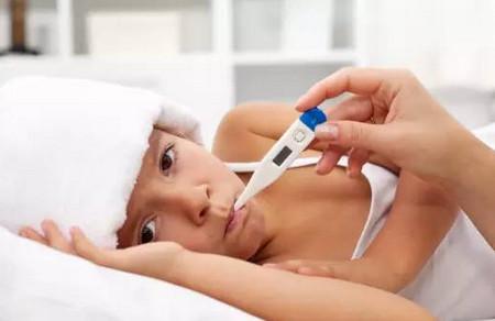 孩子发烧该用冷毛巾还是热毛巾？有多少妈妈都弄错了！