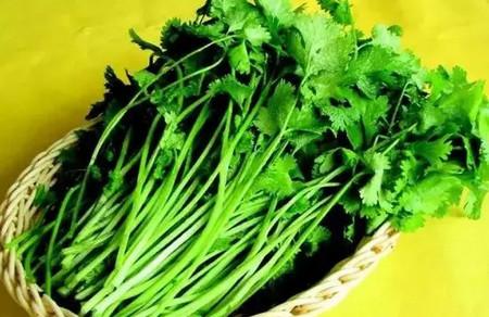老婆竟然水煮香菜给老公吃，结果出人意料…
