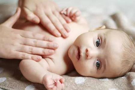 宝宝肚子咕噜响老爱放屁，正常吗？