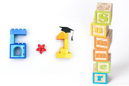 宝宝几个月会自己吃饭