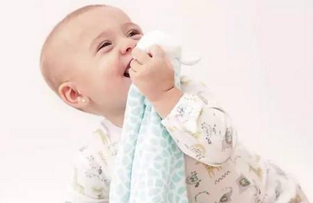 用安抚巾帮助宝宝睡眠，你知道这条妙招吗？
