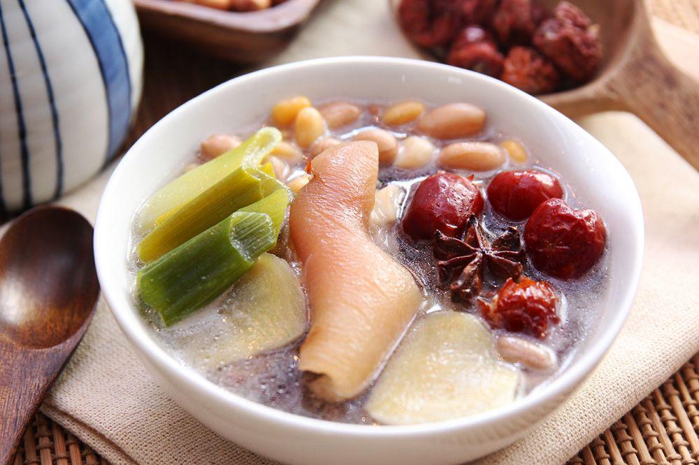 月子猪蹄花生汤的做法