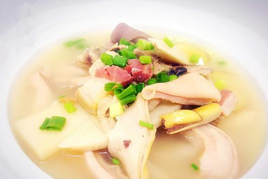 月子墨鱼炖鸡的做法