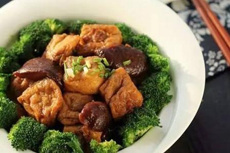 香菇烧酿豆腐泡的做法 天冷要多做这菜给老人孩子吃，能增强免疫力强健身体