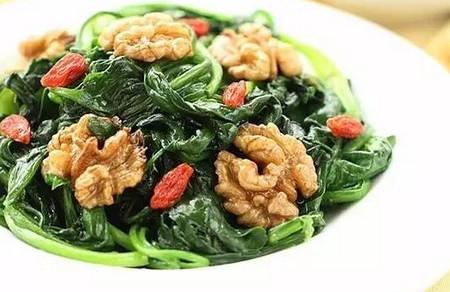 炒菠菜加入核桃，肯定您没试过，上桌就被疯抢！老人孩子您都要多吃