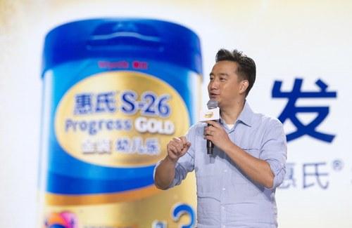 黄磊现身惠氏营养品智慧工厂，和宝妈粉丝大谈智慧育儿