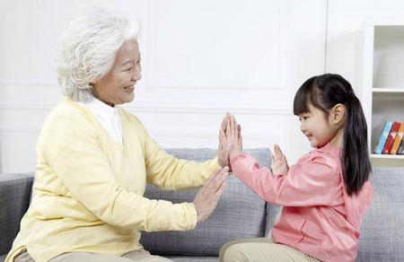 真要命！习惯不同引冲突奶奶杀死姥姥，你的宝宝是老人带吗？