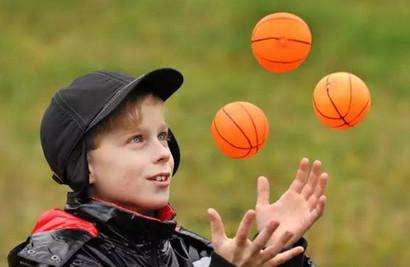牛津大学说，原来扔球是能训练孩子大脑的！不过得这样扔??