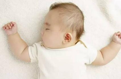 0-1岁小宝宝喂养最容易犯的10个错误，母乳、配方奶、辅食全包含