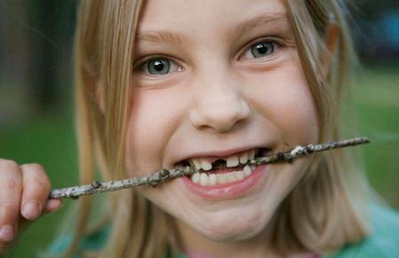 小孩磨牙 ?换牙,遇到口腔问题这样做