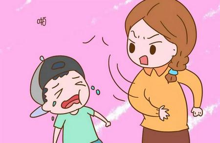 孩子在外面撒泼，这2个母亲的做法，让人不寒而栗